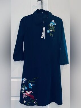 Beautiful Embroidered Floral Detail Navy Shift Dress Jackie O style size 8 NWT